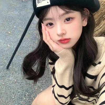 坐在酒吧里吃蛋糕
